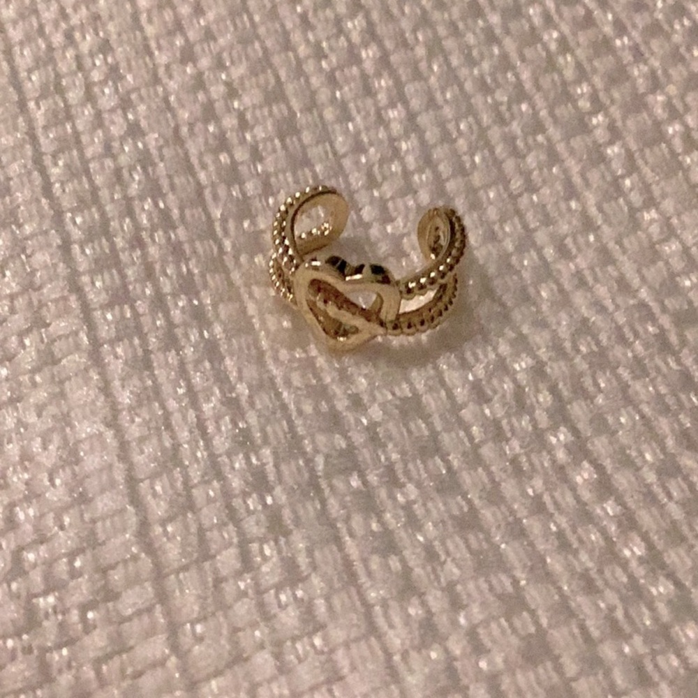 ❤️ Stainless steel delicate heart ear cuff. Color: Gold